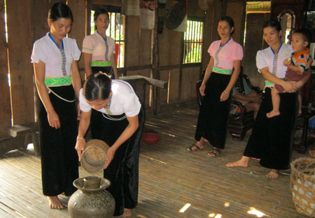 Làm theo Bác, phong trào "hũ gạo tiết kiệm" của Hội LHPN xã Bum Nưa đem lại hiệu quả thiết thực