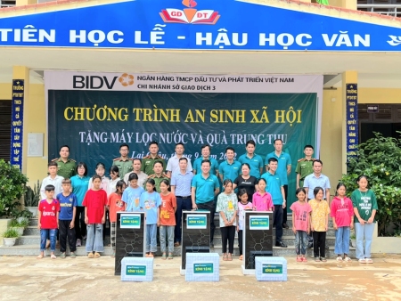 Đoàn Cơ sở Công an huyện phối hợp tổ chức Chương trình an sinh xã hội và Tết Trung thu cho các cháu thiếu nhi tại các xã vùng cao biên giới