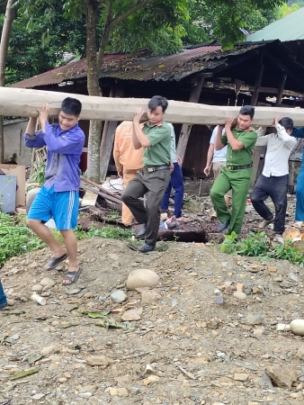 Công an huyện Mường Tè huy động cán bộ, chiến sĩ tham gia hỗ trợ giúp đỡ nhân dân di chuyển sang khu vực tái định cư trên địa bàn Thị trấn Mường Tè