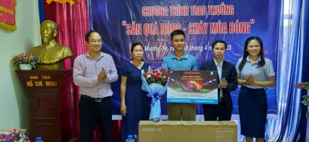 VNPT Mường Tè: Trào quà cho khách hàng trúng thưởng chương trình “Săn quà nóng, cháy mùa bóng”