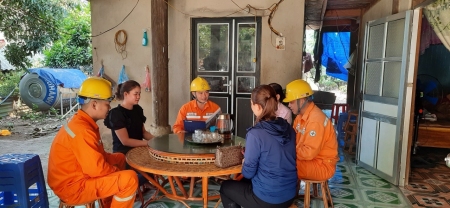 Công ty Điện lực Mường Tè triển khai các giải pháp vận động khách hàng thanh toán tiền điện không dùng tiền mặt