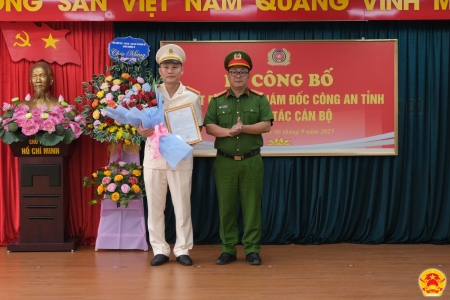 Đồng chí Thượng tá Lù Văn Hoàn, UVBTV Huyện ủy, Trưởng Công an huyện trao quyết định cho đồng chí Phó trưởng Công an huyện mới