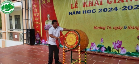 Đồng chí Lý Anh Hừ dự lễ khai giảng tại liên trường Tiểu học Nguyễn Hữu Thọ và THCS xã Mường Tè