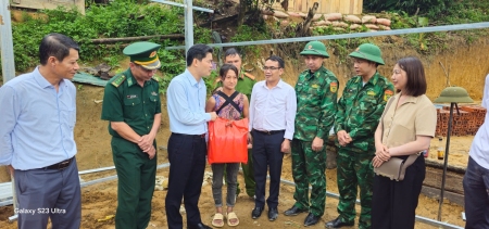 Đồng chí Vũ Mạnh Hà - Ủy viên Dự khuyết Trung ương Đảng, Phó Bí thư Thường trực Tỉnh ủy Lai Châu, Phó Trưởng Ban Chỉ đạo tỉnh cùng Đoàn công tác đến kiểm tra công tác xóa nhà tạm nhà dột nát tại xã Pa Ủ, huyện Mường Tè