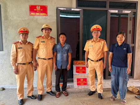 Phòng Cảnh sát giao thông Công an tỉnh bàn giao nhà cho các hộ gia đình trên địa bàn xã Bum Tở