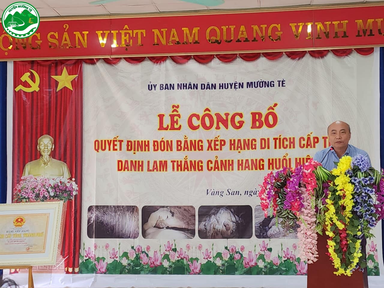 Đồng chí Lò Quốc Toản - Giám đốc Bảo tàng tỉnh trình bày Báo cáo đánh giá xếp hạng di tích cấp tỉnh của hang Huổi Hiêm tại Lễ Công bố