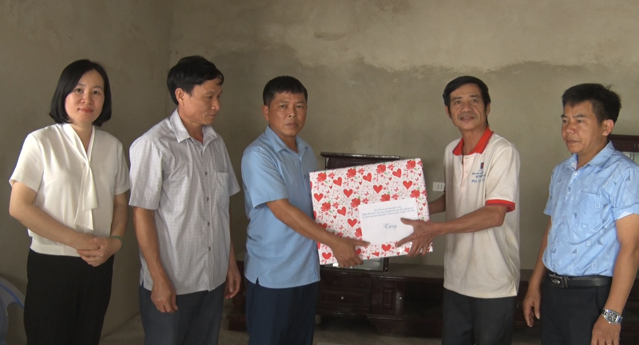 Huyện Mường Tè: thăm, tặng quà các gia đình chính sách nhân dịp kỷ niệm 50 năm ngày Giải phóng miền Nam, thống nhất đất nước