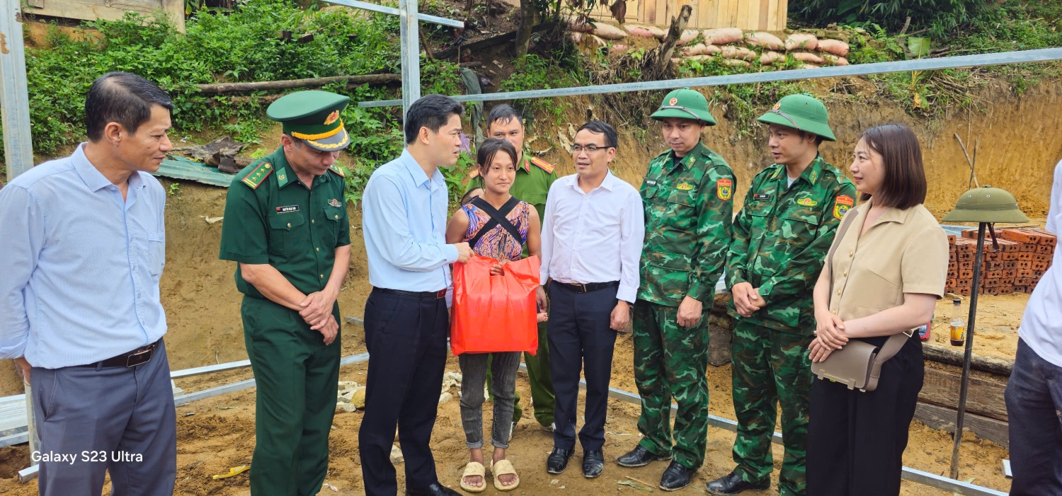 Đoàn công tác do Đồng chí Vũ Mạnh Hà - UV Dự khuyết Trung ương Đảng, Phó Bí thư thường trực Tỉnh ủy Lai Châu, Phó Trưởng Ban chỉ đạo, Trưởng đoàn thăm và  tặng quà, thăm hỏi một số gia đình có hoàn cảnh khó khăn