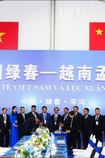 Hoi-dam-giua-huyen-Luc-Xuan-TQ-va-Muong-Te-VN-tai-Luc-Xuan-nam-2023.jpg