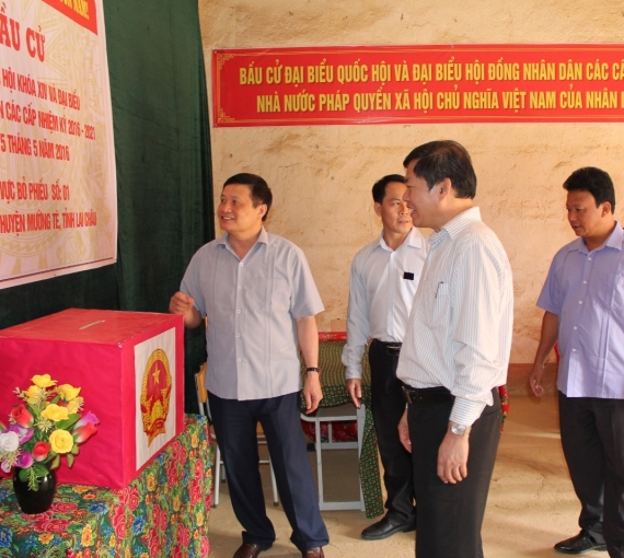 Cac-dc-lanh-dao-huyen-kiem-tra-cong-tac-bau-cu-nam-2016-1-5-1.jpg